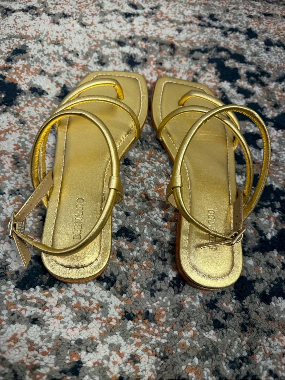 Bernardo Gold Metallic Leather Strappy Toe Loop Sandals Women’s Size 6.5